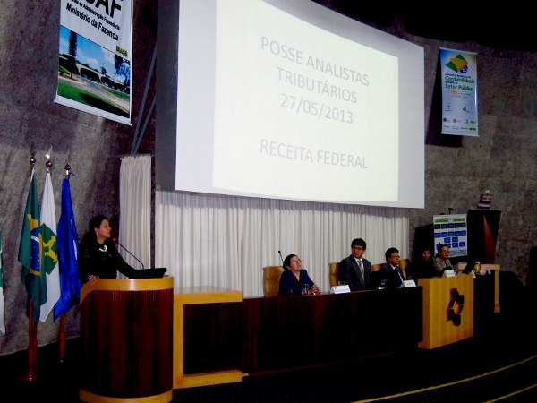 a presidenta do Sindireceita Sílvia de Alencar fez um discurso de boas vindas aos novos Analistas-Tributários