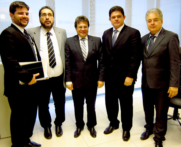 O deputado Amauri Teixeira, o secretário Carlos Alberto Barreto, o diretor Geraldo Seixas e o diretor Sérgio de Castro