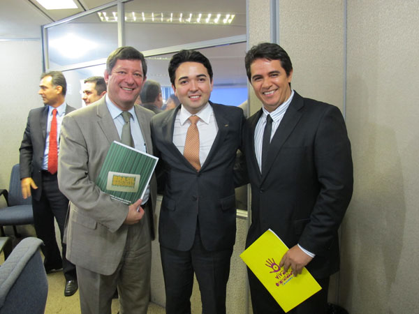 O presidente do FNCP, Edson Luiz Vismona, o secretário-executivo do CNCP/MJ, Rodolfo Tamanaha e o diretor do Sindireceita, Moisés Hoyos participaram ontem da reunião