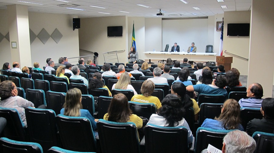 Manaus Sílvia fala aos Técnicos da Fazenda do Amazonas