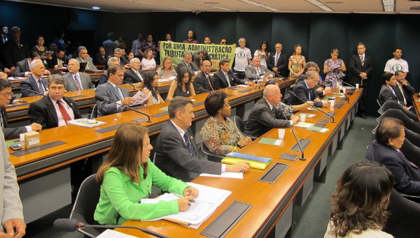Durante os debates, o plenário, na Ala das Comissões, ficou lotado de servidores dos fiscos federal, estaduais e municipais que lutam pela aprovação da PEC