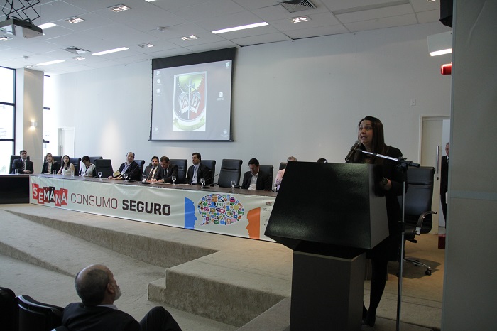 "A pirataria é um crime que financia toda a rede criminosa de tráfico de drogas, de armas, de munição, provoca uma concorrência desleal e retira empregos formais. Nós não podemos compactuar com isso”, declarou a presidenta do Sindireceita, Sílvia de Alencar.